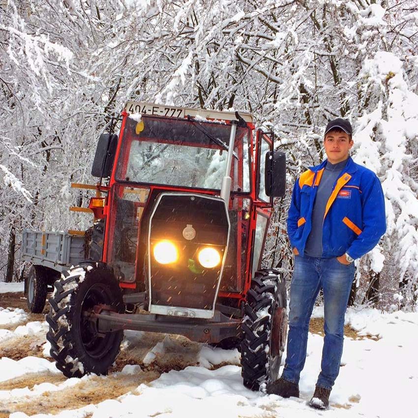 Traktor vozi od devete godine, ima svoju farmu, a radnike plaća 500 eura