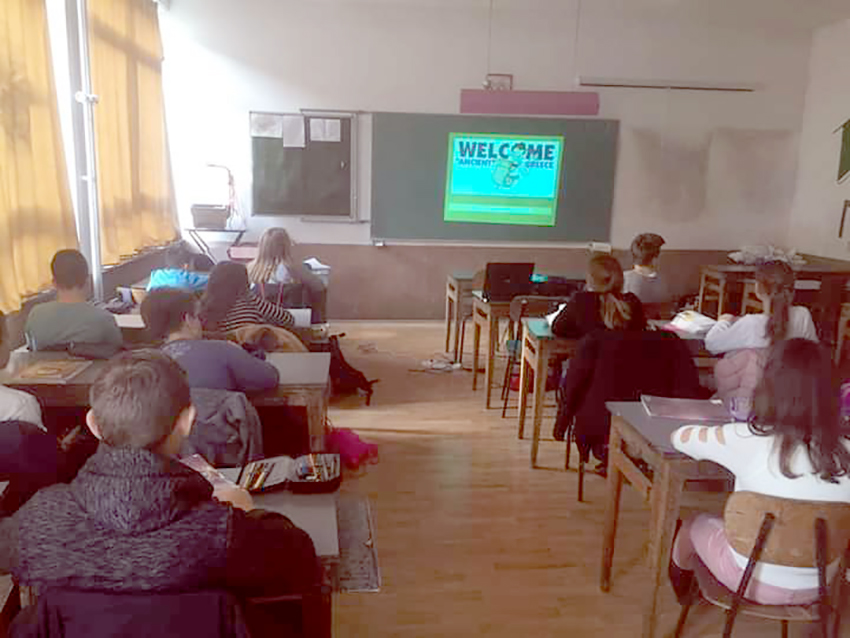 Osnovna škola uz pomoć Središnjeg državnog ureda za Hrvate izvan Republike Hrvatske nabavila po sedam projektora i projektorskih platna
