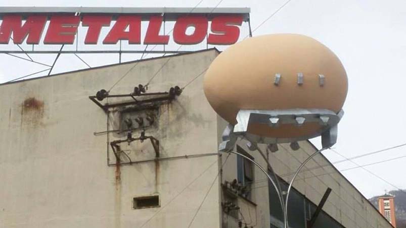 Potkovano jaje iznad ulaza u "Metalos"