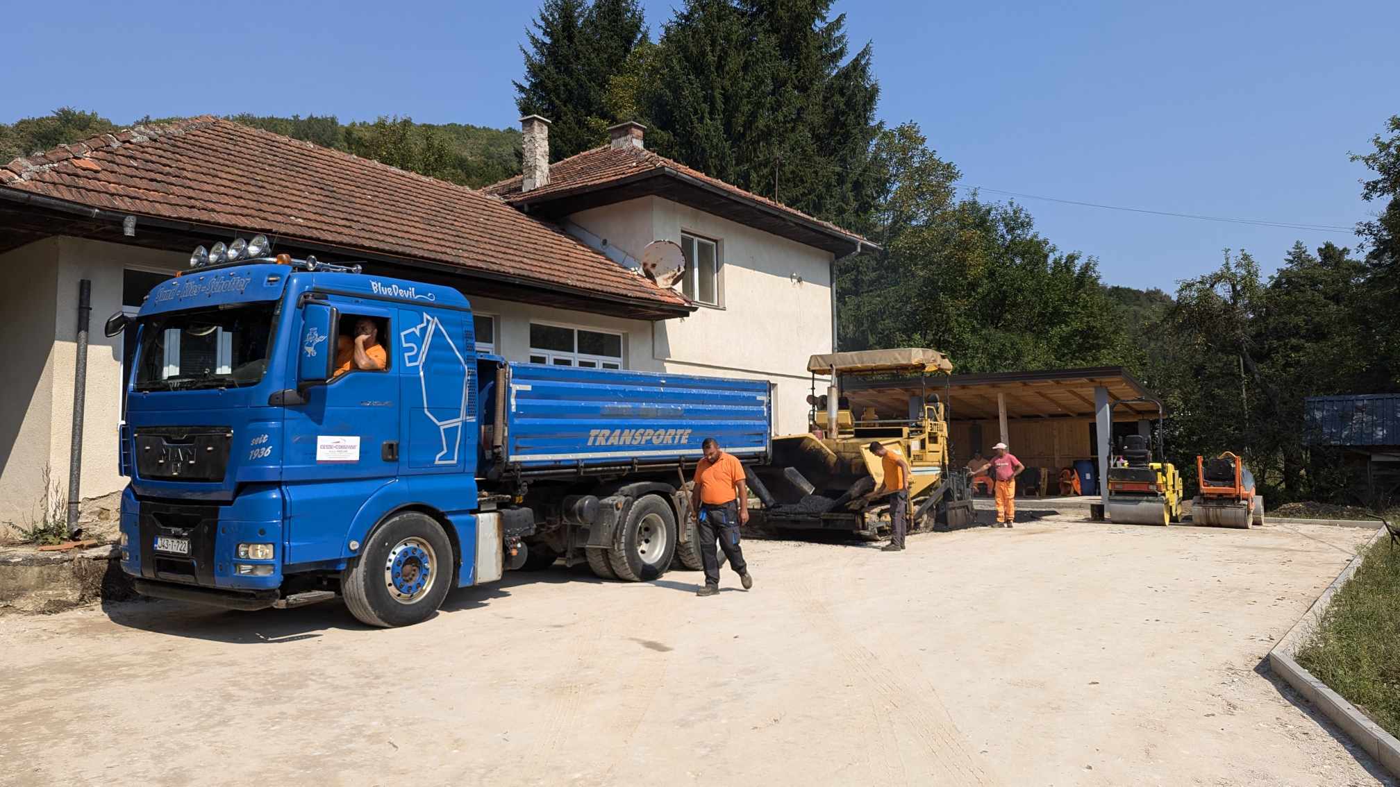 Asfaltirano dvorište i postavljena nova stolarija: Nastavlja se uređenje područne škole u Volujaku