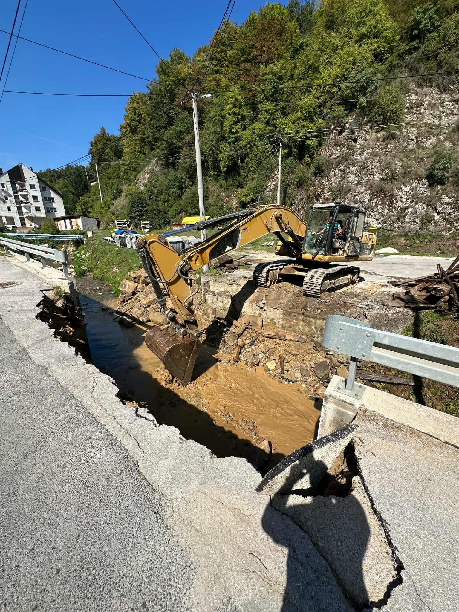Jutros započelo rušenje starog mosta i izgradnja novog na ulazu u JKP Kostajnicu