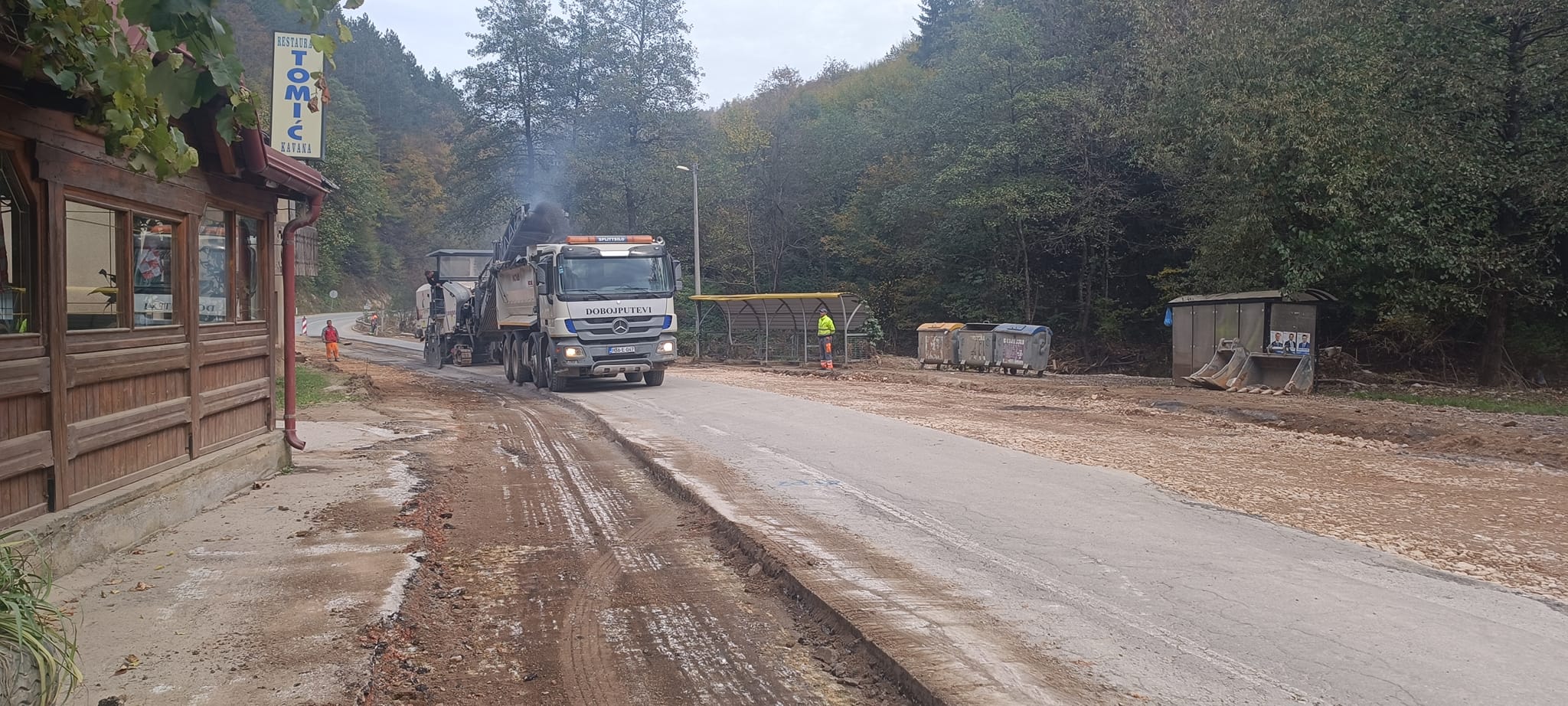 Nastavlja se rekonstrukcija regionalnog puta. Trenutno se uklanja stara asfaltna podloga u Tomićima.