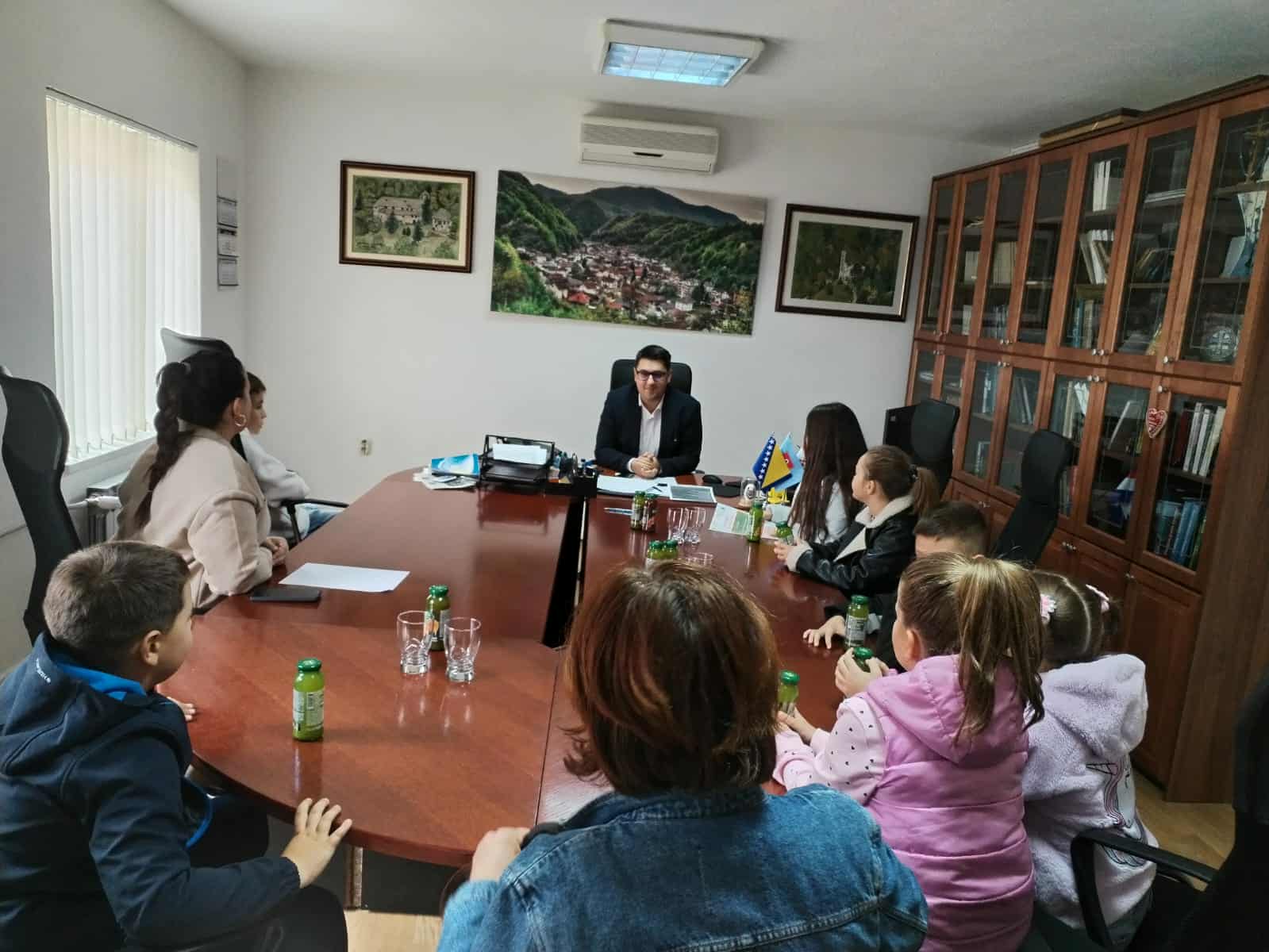 Učenici Osnovne škole ”Dr. Boris Ćorić” Kreševo su danas posjetili načelnika Marića